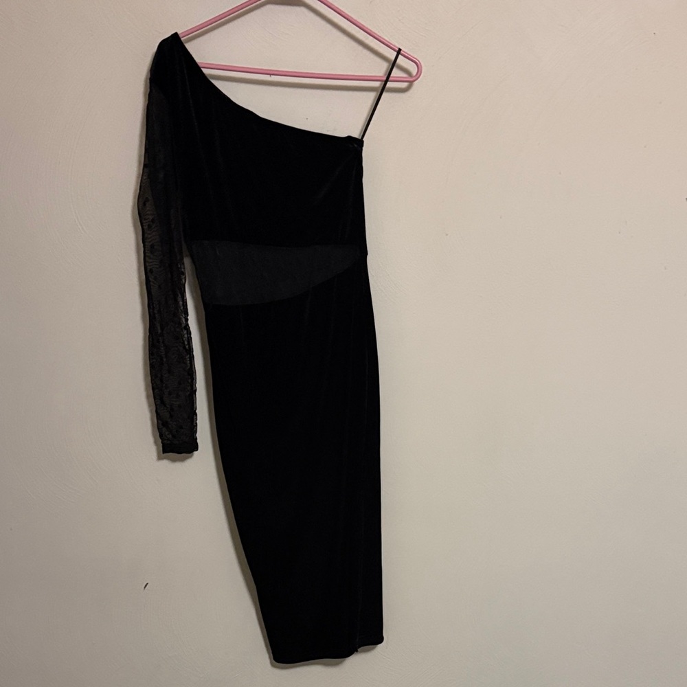 SHEIN Black One-Shoulder Velvet Dress with Lace Sleeve